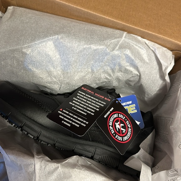 Sketchers Work Memory foam WIDE fit slip resistant 7.5 size shoe - Picture 2 of 5